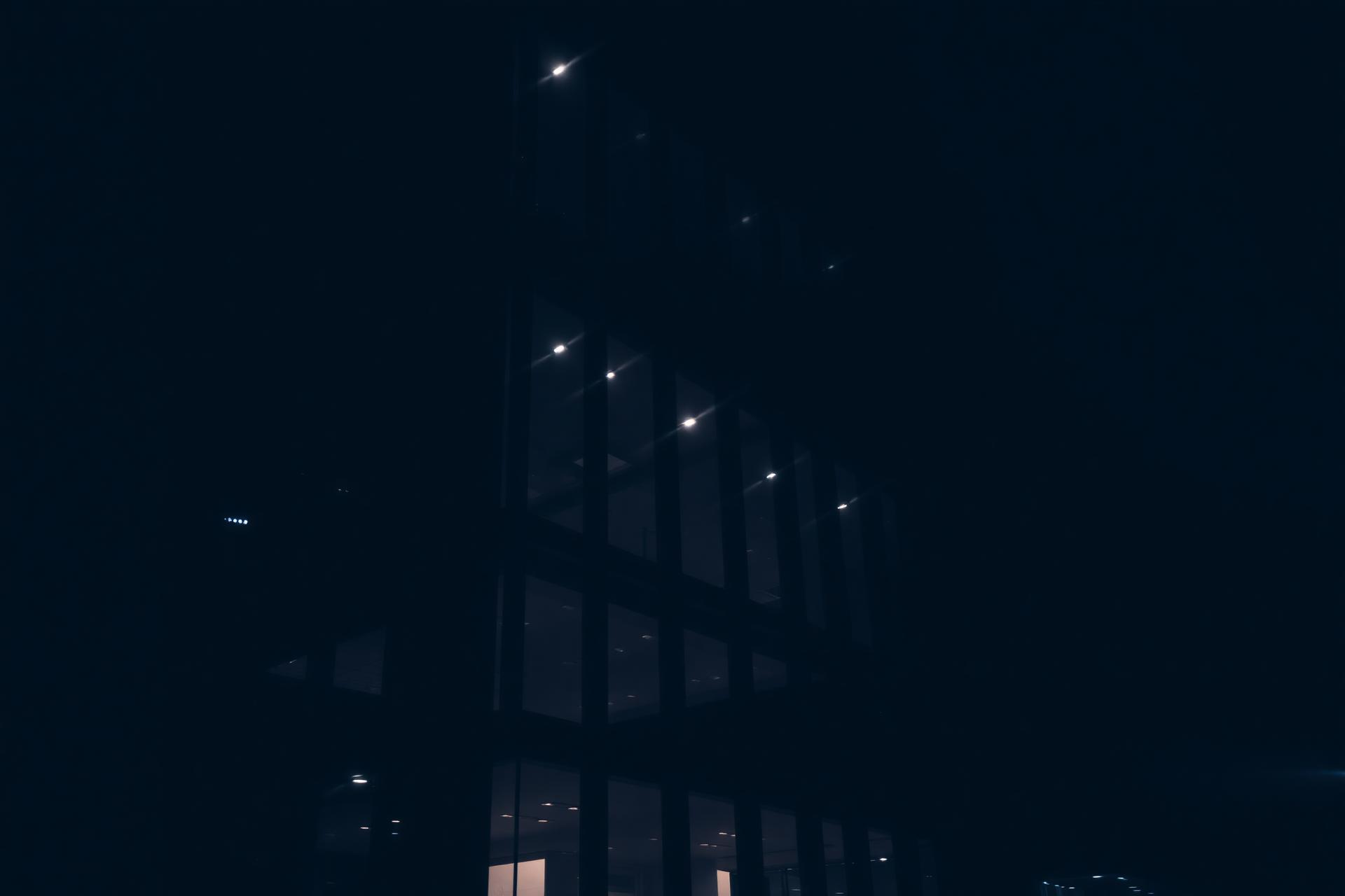 Modernes Bürogebäude bei Nacht